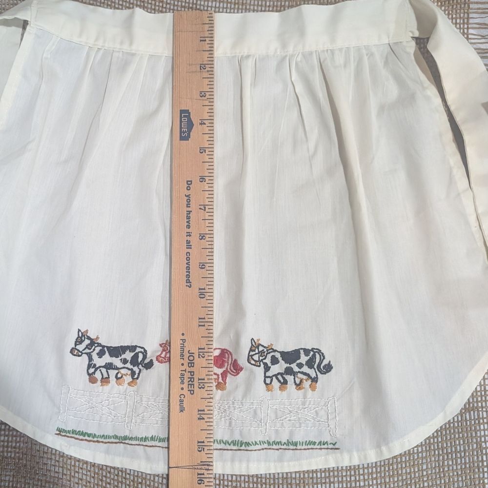 Vintage Hand Embroidered Child's Apron, Cows Farmhouse Country - Picture 5 of 6